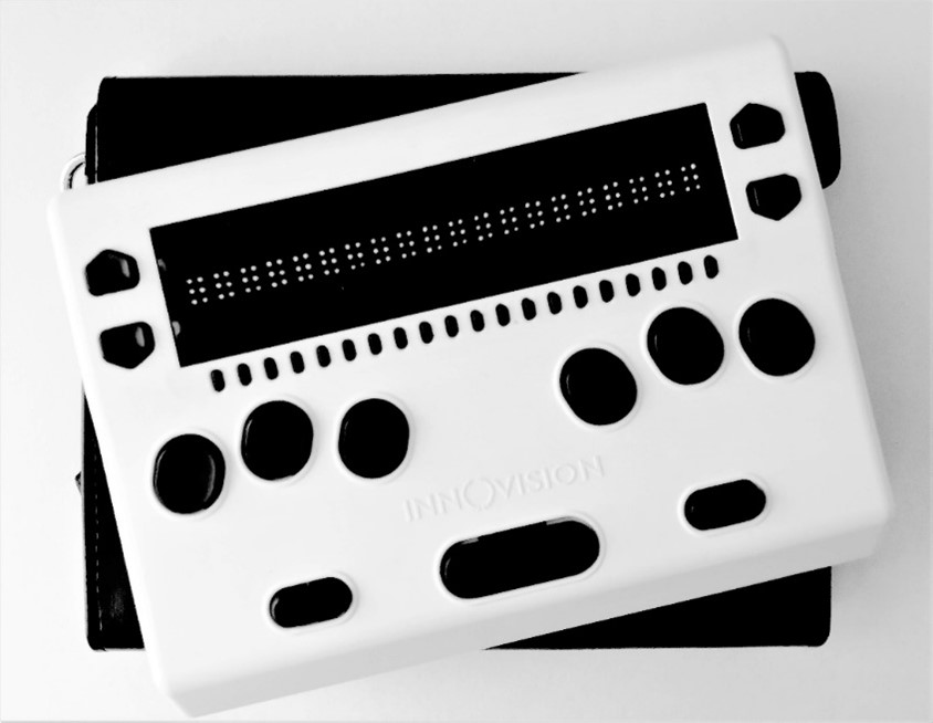 This device has 20-cell, 6-dot refreshable braille and a braille keyboard. The braille display had routing buttons below, as well as page navigation buttons to the left and right.